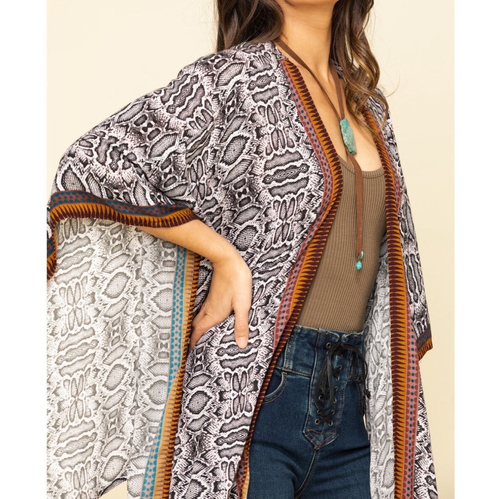 SHYANNE WOMEN'S SNAKE PRINT SHAWL - Picture 5 of 11